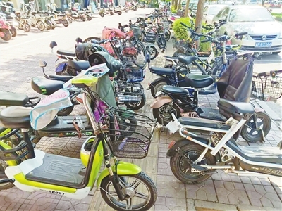 邢臺123:隨意停放機動車電動車、商家堆放雜物&hellip;記者走訪發現,市區多處盲道被占用